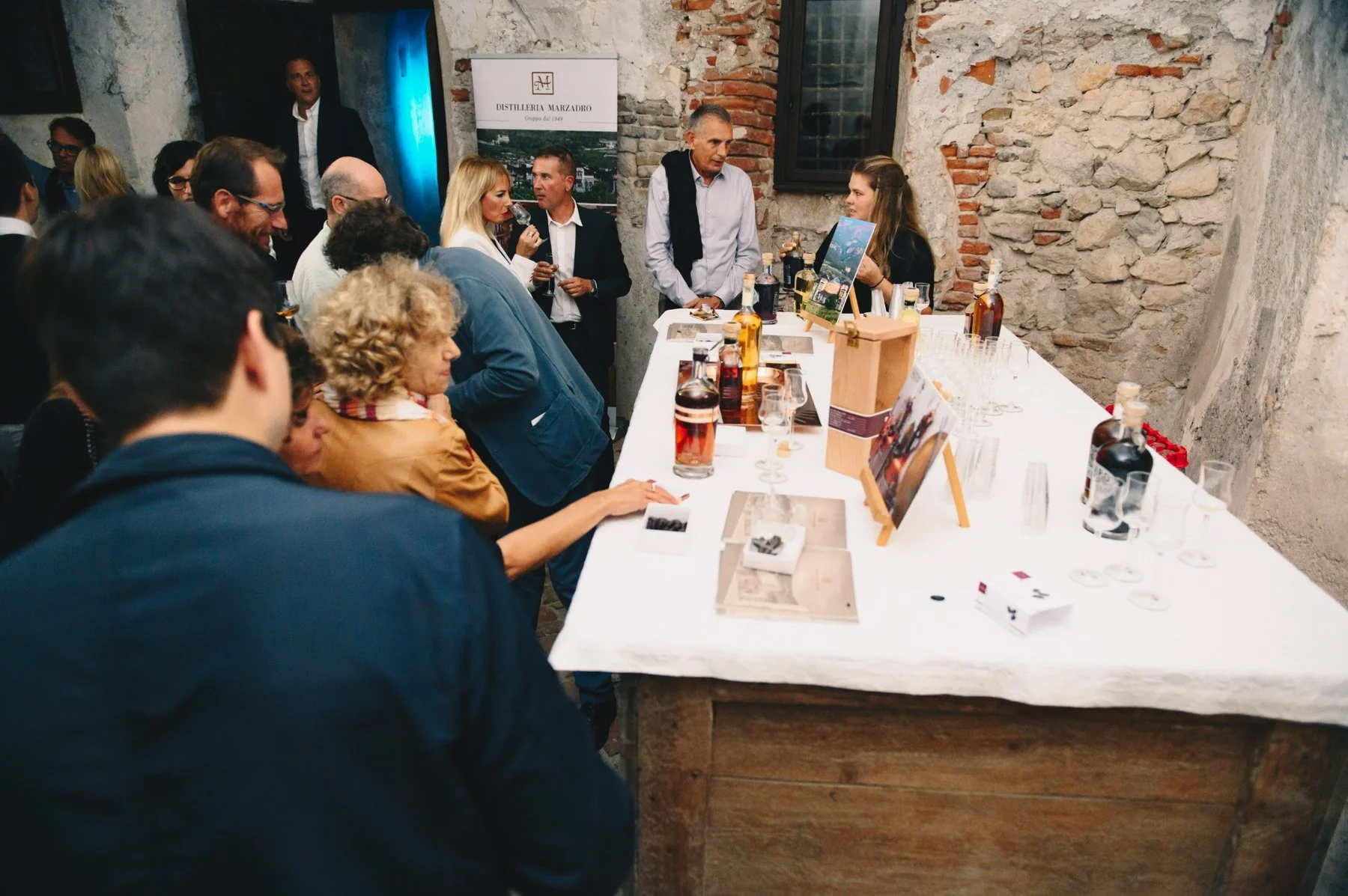 Ospiti riuniti per una degustazione e un momento di relazione a Castel Pietra.