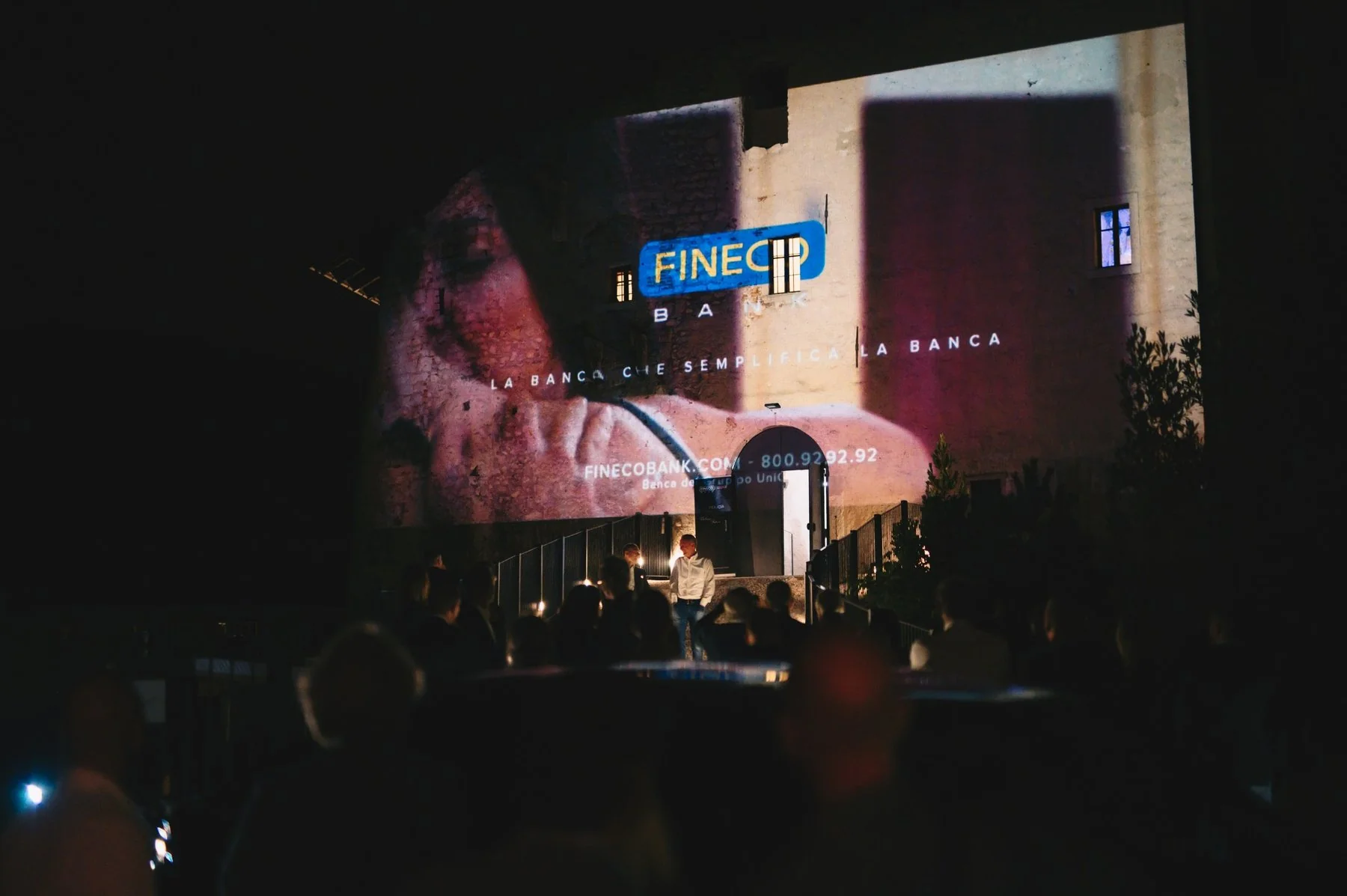 Il logo Fineco proiettato sulla facciata di Castel Pietra durante l’evento private.