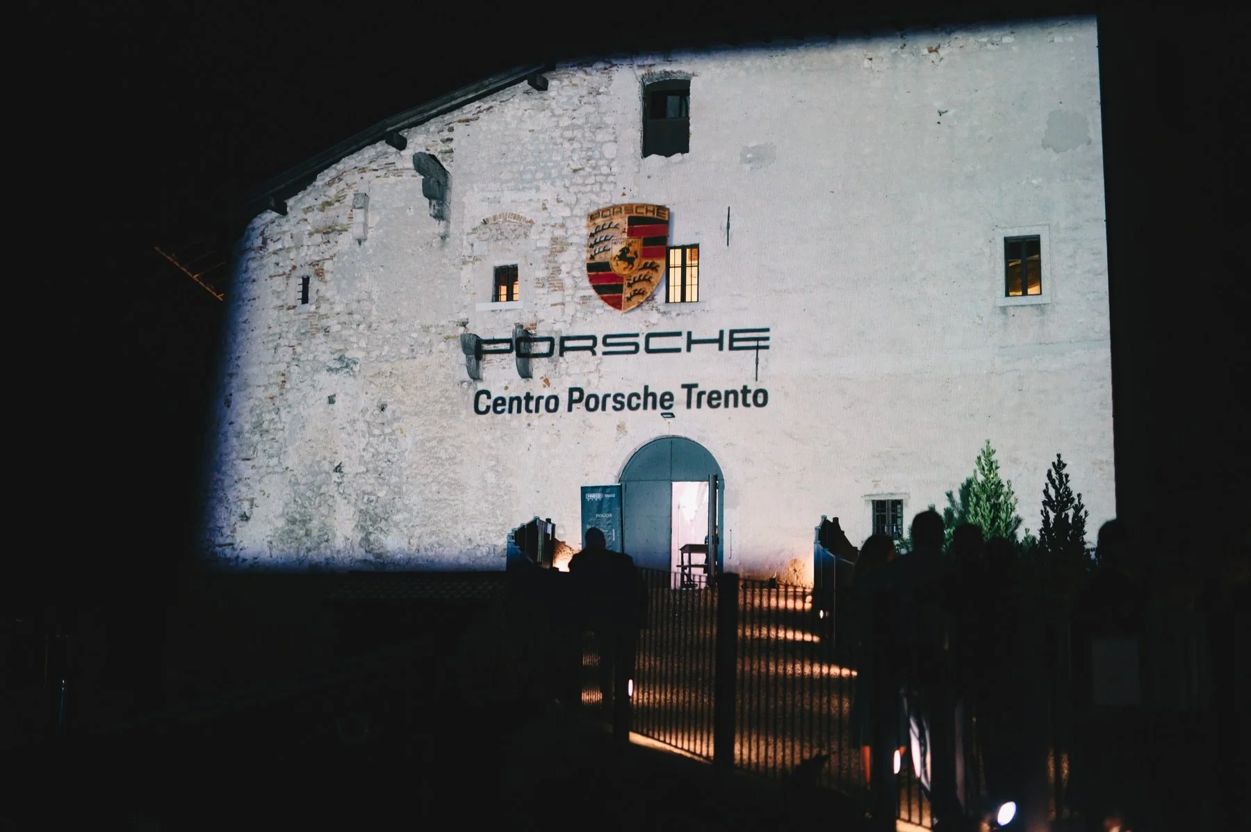 Proiezione Porsche sulla facciata di Castel Pietra.