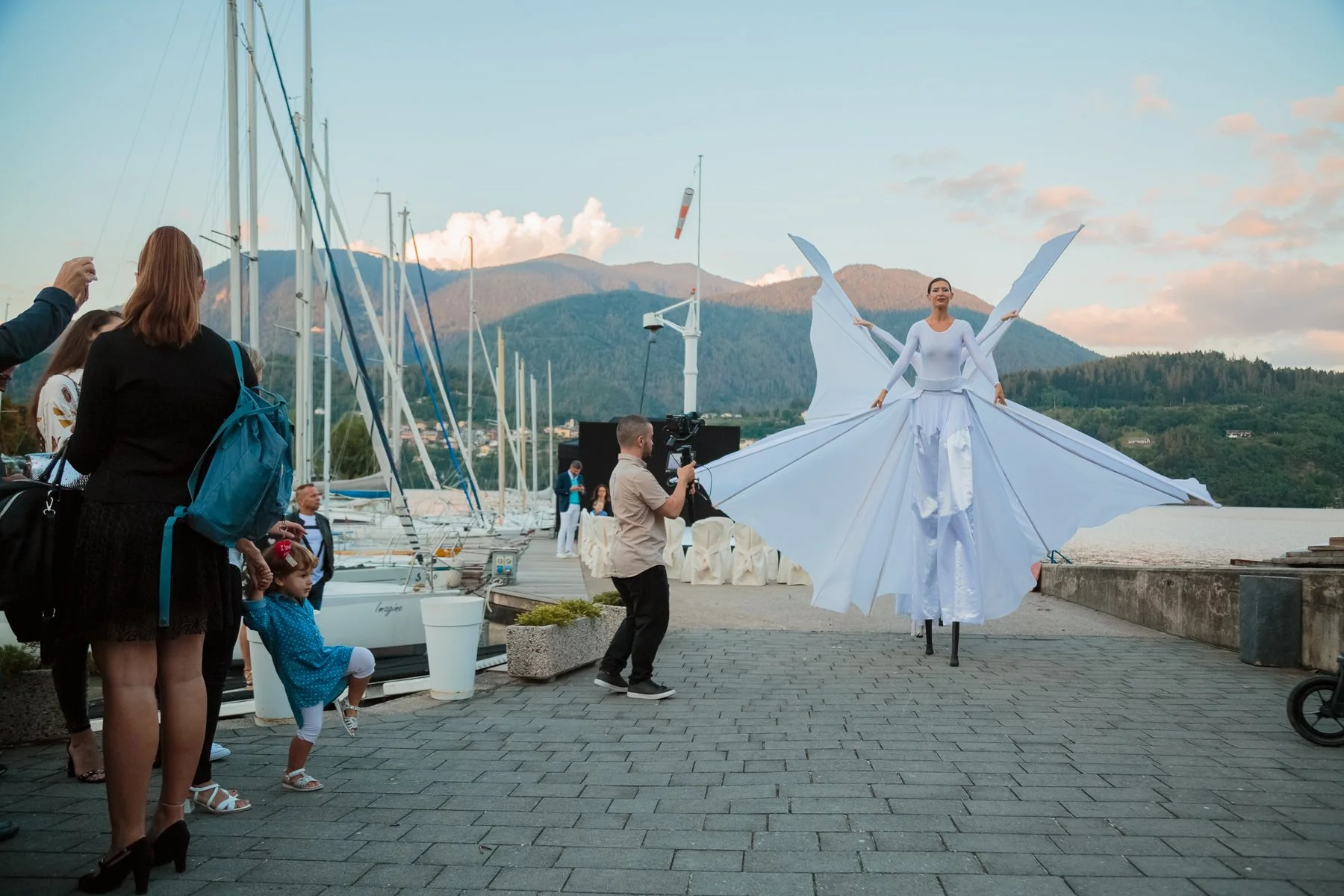 Accoglienza artistica degli ospiti sul lago.
