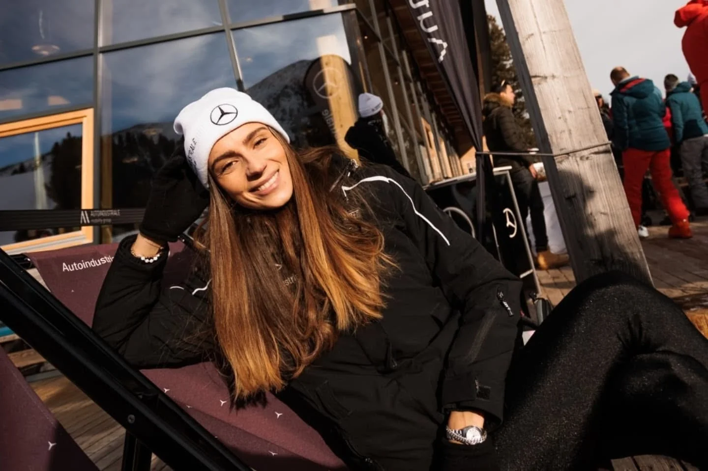 Hostess con berretto Mercedes-Benz su una sdraio personalizzata davanti allo Chalet.